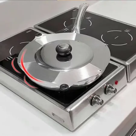 عرض غطاء حلة معدني مع اغطية سيليكون مرنة لحفظ الطعام