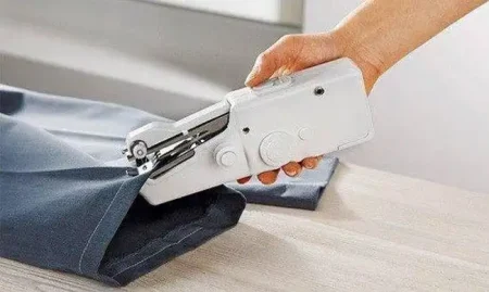ماكينة خياطة محمولة يدوية شكل دباسة سريعة وسهلة الاستخدام