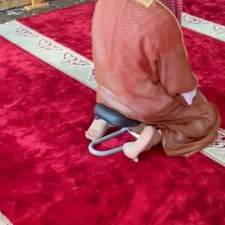 كرسي صلاة لكبار السن مريح مع دعم سجود ومقعد مبطن كرسي صلاة لكبار السن مريح مع دعم سجود ومقعد مبطن