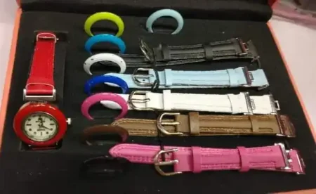 طقم ساعة حريمي فخم مع 6 غيارات جلد و11 غطاء اشكال متنوعة